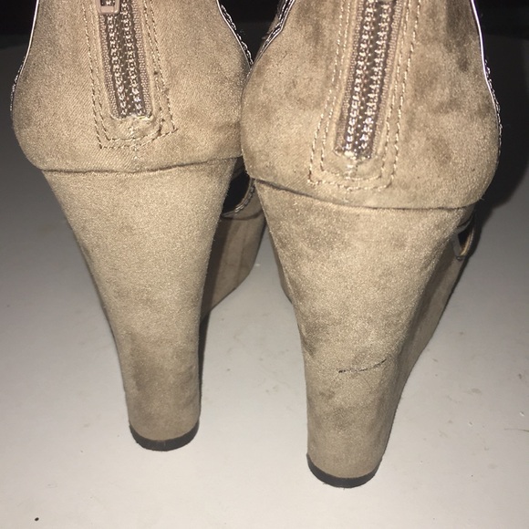 Gianni Bini Nude Wedges - Picture 4 of 5